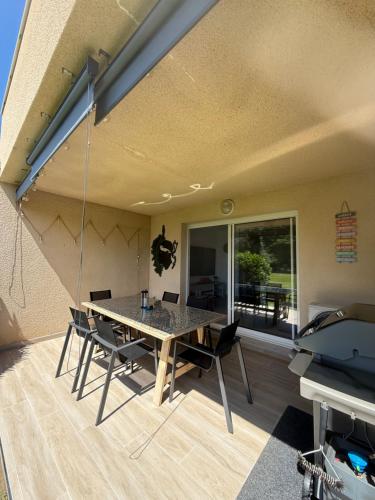 une salle à manger avec une table et des chaises dans l'établissement Villa désirée à Santa Maria Poggio, à Santa-Maria-Poggio