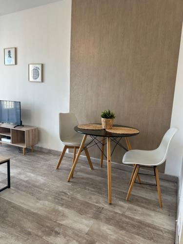 une salle à manger avec une table et deux chaises dans l'établissement La Clé - Balcon - Climatisation - Wifi - Port - Gare, à Toulon