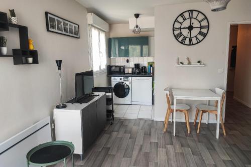 - une cuisine avec une table, une table et des chaises dans l'établissement Large studio in the heart of Caen, à Caen