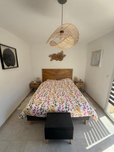 une chambre avec un lit avec une couette colorée dans l'établissement Villa désirée à Santa Maria Poggio, à Santa-Maria-Poggio