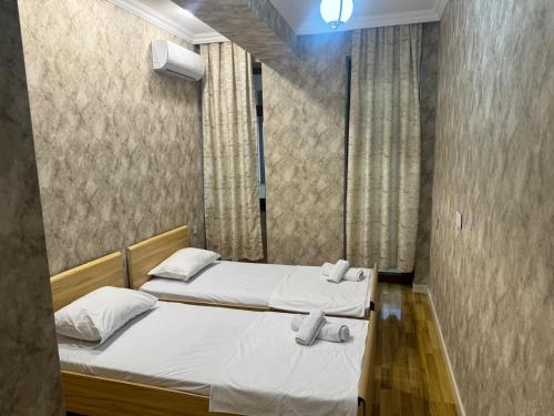 Ένα ή περισσότερα κρεβάτια σε δωμάτιο στο Baku apartment
