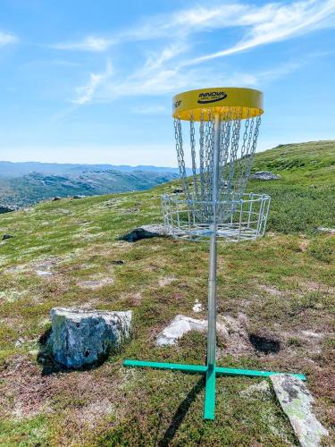 a frisbee golf goal on top of a hill at Hovdestøylen Apartments in Hovden
