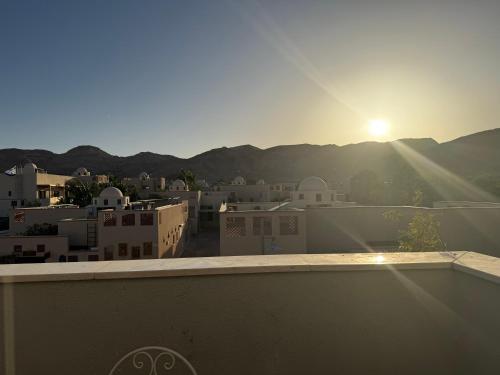 Blick auf den Sonnenuntergang vom Dach eines Gebäudes in der Unterkunft סוויטת ארגמן in Beʼer Ora