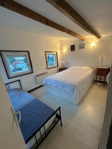 une chambre avec deux lits et une table dans l'établissement Maison Algus, à Cucq