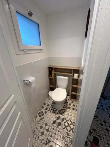 Elle comprend une petite salle de bains pourvue de toilettes et d'une fenêtre. dans l'établissement Maison Algus, à Cucq