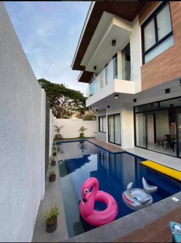 Πισίνα στο ή κοντά στο Amazing 4 bedroom Home