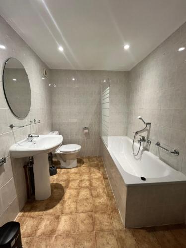 une salle de bain avec un lavabo, une baignoire et des toilettes dans l'établissement Domaine de vacances à 600m de la plage villa climatisée 3 chambres 7 couchages terrasse WIFI animations et piscines en supplément LRPDSD7, à Portiragnes