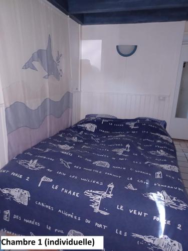une chambre avec un lit avec une couette bleue dans l'établissement Villa Capbreton proche plage résidence avec piscine, à Capbreton