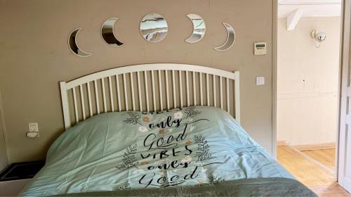 a bed with a sign that reads only good vibes only used at L'Arlésienne in Arles