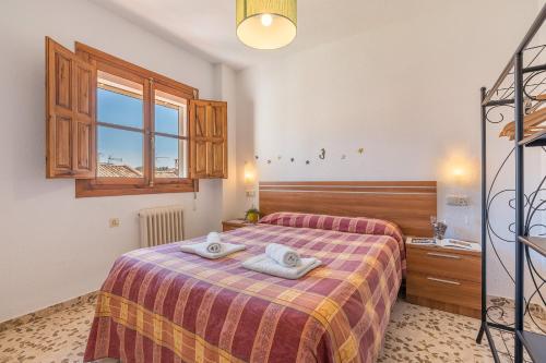 ein Schlafzimmer mit einem Bett mit zwei Handtüchern darauf in der Unterkunft La Era de Alcántara in Cónchar