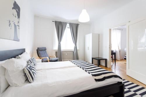 OPERASTREET BLACK & WHITE