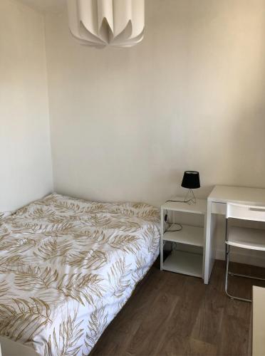 une petite chambre avec un lit et un bureau dans l'établissement F1 avec vue dégagée, 6 m2 terrasse, Wi-Fi, à Clermont-Ferrand