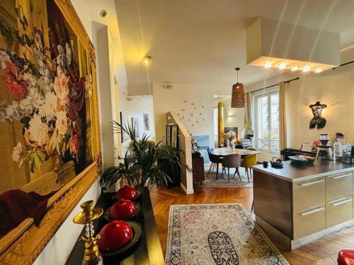 Il comprend une cuisine et un salon avec une salle à manger. dans l'établissement Appartement NY in Paris with love, à Levallois-Perret