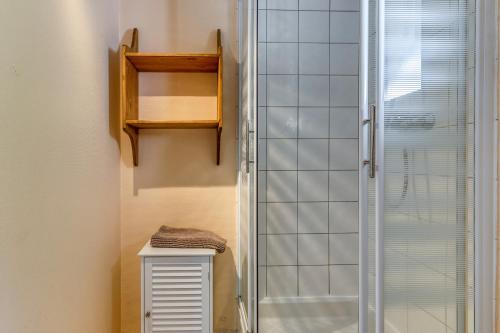 a bathroom with a shower and a toilet at Les Lys Orangés in Le Bourg d'oisans