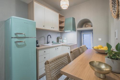Кухня или мини-кухня в Nerida Tinos - Elegant 2-Bedroom Apartment in Tinos Town
