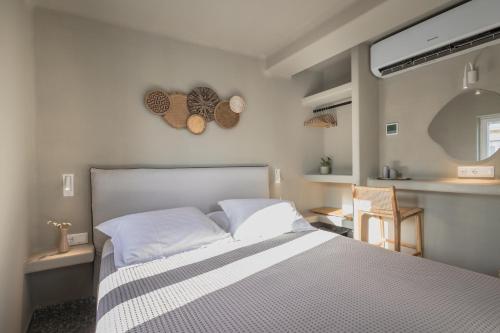 Кровать или кровати в номере Nerida Tinos - Elegant 2-Bedroom Apartment in Tinos Town