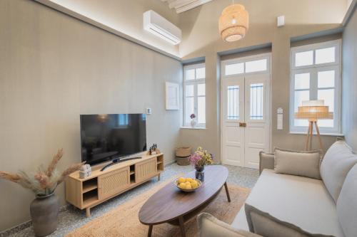 Телевизор и/или развлекательный центр в Nerida Tinos - Elegant 2-Bedroom Apartment in Tinos Town