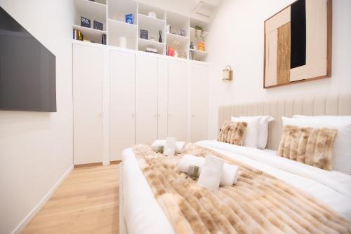 deux lits dans une chambre aux murs blancs dans l'établissement CIA - Chic Flat in Marais with AC, à Paris