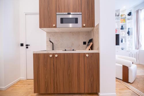 une cuisine avec un évier et un micro-ondes dans l'établissement CIA - Chic Flat in Marais with AC, à Paris