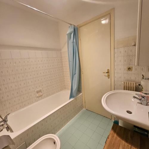une salle de bain avec une baignoire, des toilettes et un lavabo dans l'établissement Vue mer studio tout équipé, à Nice