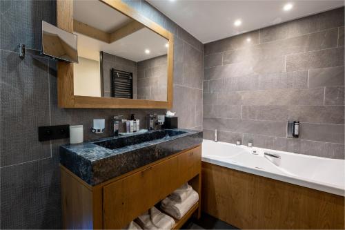 Kuchyň nebo kuchyňský kout v ubytování Hôtel Alparena & Spa - 4 étoiles