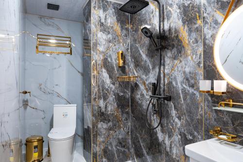 サマルカンドにあるGOLD STAR PALACE hotelのシャワーとトイレ付きのバスルーム