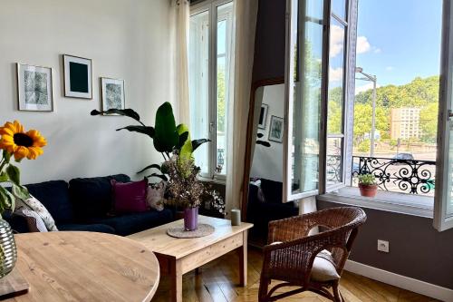 un salon avec un canapé et une table dans l'établissement Charme et Caractère 10 min Bellecour, à Lyon