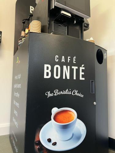 Utensilios para hacer té y café en OYO Aparthotel Hathern - Loughborough