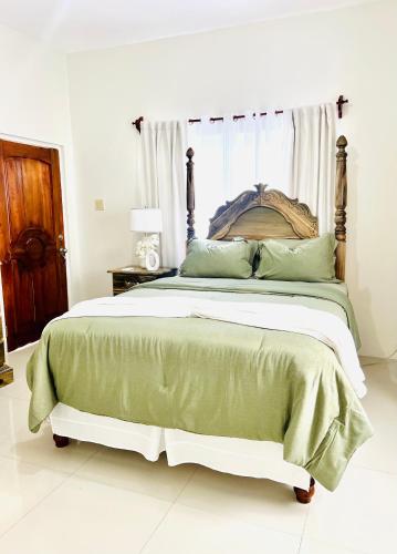 Una cama o camas en una habitación de Olive Breeze