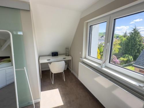 a small room with a desk and a window at Stilvolle Dachgeschosswohnung am Teutoburger Wald in Steinhagen