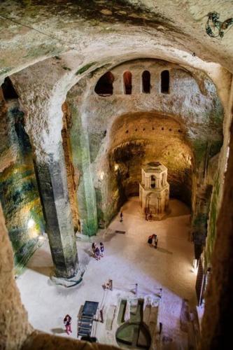 an overhead view of a cave with people standing in it at Poterne- Logement raffiné avec jardin in Aubeterre-sur-Dronne
