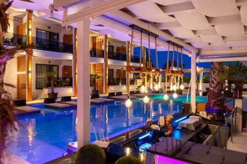 Bazén v ubytování Avaton Luxury Resort and Spa Access the Enigma - Adults Only & Kids 14 Plus- nebo v jeho okolí