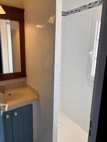 une salle de bain avec un lavabo et une douche dans l'établissement Villa au coeur du golf, à Moliets-et-Maa