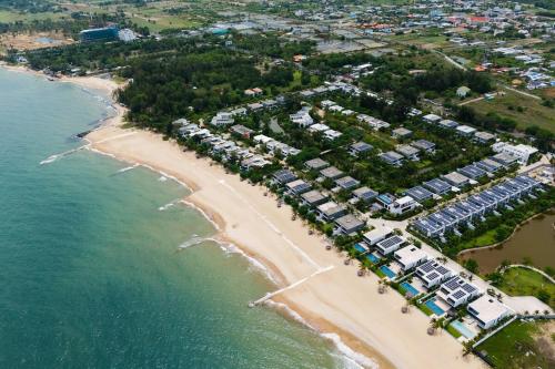una vista aerea di una spiaggia con un resort di Luxury Villa Ho Tram Sanctuary Resort by SSens Homes a Ho Tram