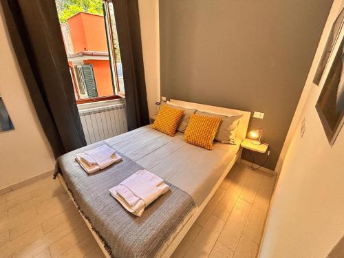 a small bedroom with a bed with towels on it at Gigi's guesthouse 1 in Manarola