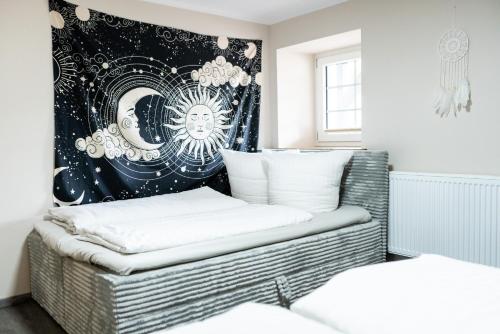 a room with two beds and a black and white wall at Landkulturhof Glücksbringer in Rudolstadt