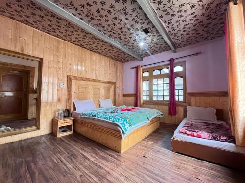 Кровать или кровати в номере Gurmed Homestay By StayApart