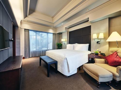 TV a/nebo společenská místnost v ubytování InterContinental Shenzhen by IHG - OCT Metro Station, All Rooms Featuring Balcony from 55 sqm, 10,000 sqm Garden with Beach and Outdoor & Indoor Swimming Pool, Joy Kids Utopia Theme Club