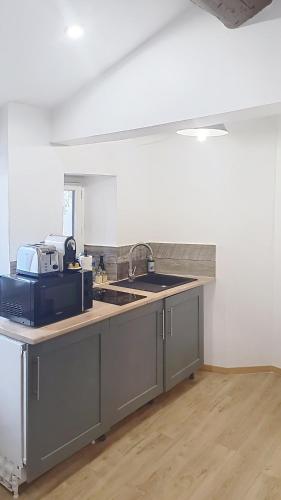 une cuisine avec un évier et un plan de travail dans l'établissement Port du Levant, à Toulon