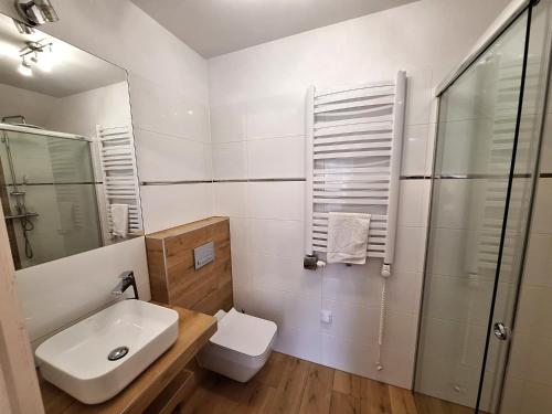 a bathroom with a sink and a toilet and a shower at Dom na Wyłączność z Wanną z Hydromasażem, Sauną i Basenem in Mucharz