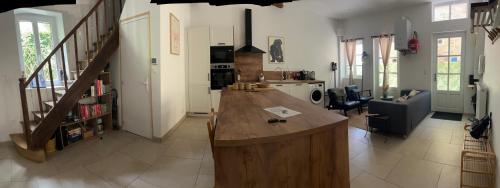 - une cuisine avec un îlot au milieu d'une pièce dans l'établissement La Parenthèse, à Mortagne-au-Perche