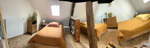 een slaapkamer met twee stapelbedden en een raam bij La Parenthèse in Mortagne-au-Perche