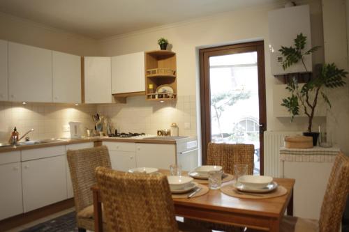 une cuisine avec une table en bois et des chaises ainsi qu'une salle à manger dans l'établissement Sunny Stay & Chill, à Bruxelles