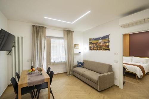 un soggiorno con un divano e un letto di cinquepuntozero a Roma