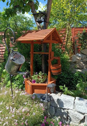a wooden bird feeder in a garden at Pokoje u flisaka in Krościenko