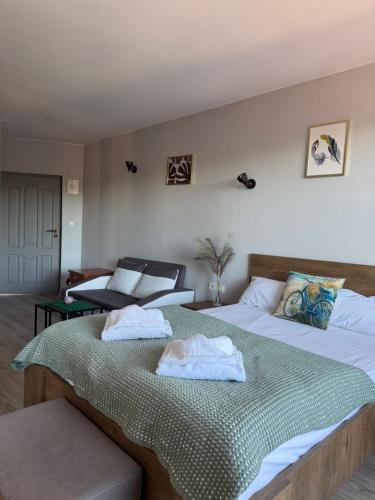 Ένα ή περισσότερα κρεβάτια σε δωμάτιο στο Apartamenty Hexagon 34