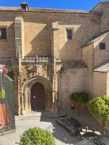 a car parked in front of a brick building at Vivienda Turística Cronista Muro in Úbeda