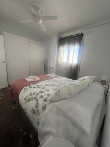 a bedroom with two beds and a ceiling at Vivienda Turística Cronista Muro in Úbeda