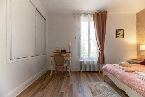 a bedroom with a desk and a bed at Maison Petillat - Calme en plein centre - 2 chambres 80m2, Wifi in Vichy