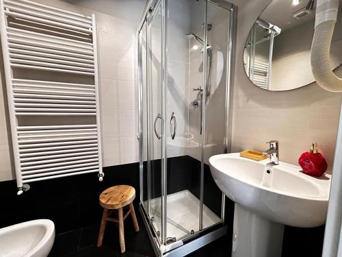 マナローラにあるGigi's guesthouse 2のシャワー、洗面台、トイレ付きのバスルーム
